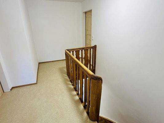 Treppenhaus im Obergeschoss und Zugang zu den beiden Wohnungen