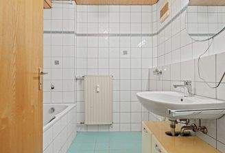 Badezimmer mit Waschmaschinenanschluss