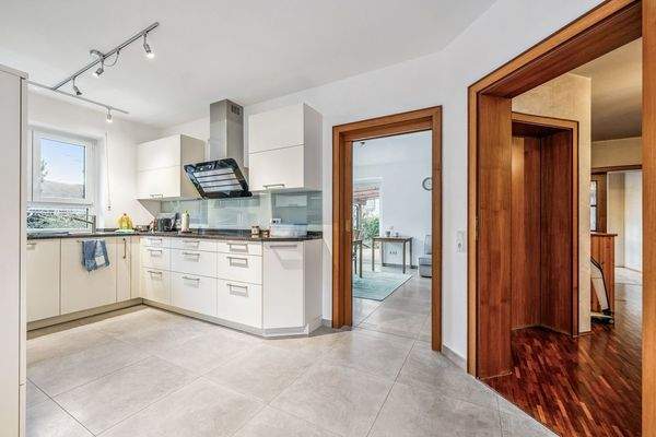 Küche mit Einbauküche