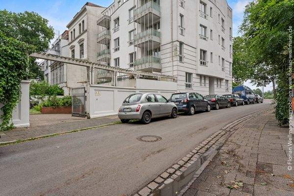 Blick von der Straße auf das Mehrfamilienhaus
