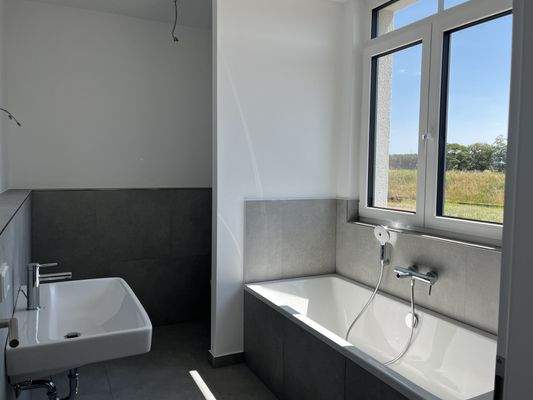 Familienbad mit Fenster, Dusche, Badewanne