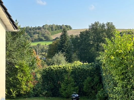 Ortsrandlage, Fernblick auf die Felder 