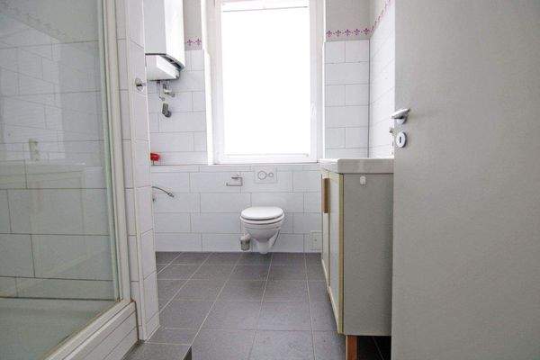 Badezimmer mit Fenster (Bad 2)