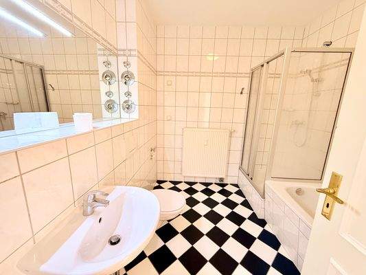 Bad mit Dusche, Wanne und Waschmaschinenanschluß