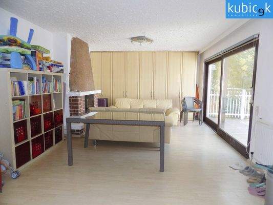 Wohnzimmer mit Ausgang zur Terrasse im OG