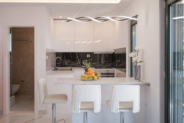 Große Kücheninsel mit Sitzmöglichkeit