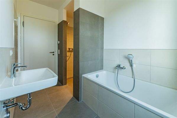 Bad mit Wanne & Dusche