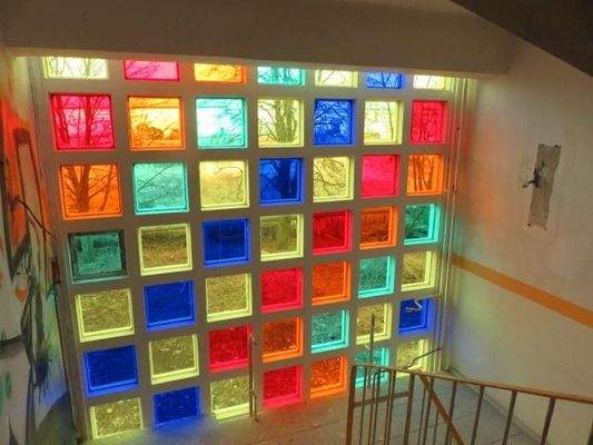 Wandverglasung mit Farbspiel im Treppenhaus