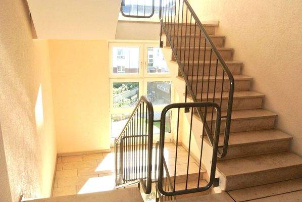 Treppenhaus mit Aufzug...!!