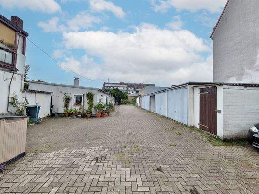 Blick zu den Garagen