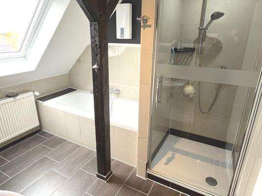 mit Badewanne und Dusche