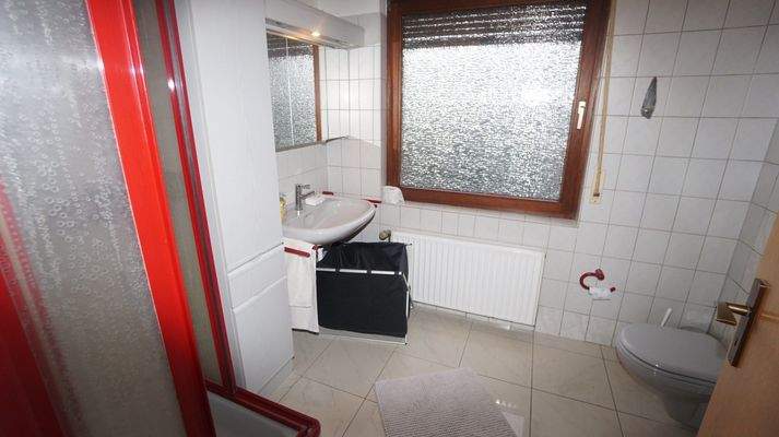 Bad mit Dusche im OG