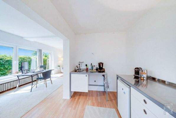 Blick vom Wohnbereich in die Küche