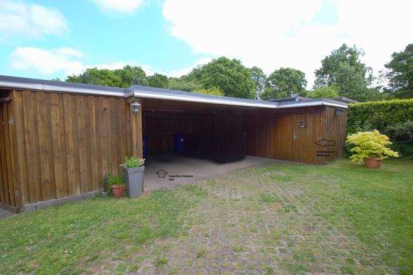 Carport mit Abstellraum mit Kennzeichnung