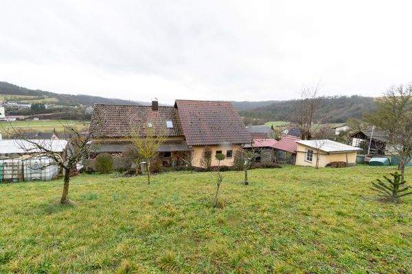 Blick vom Garten Richtung Objekt