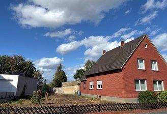 Blick auf Haus mit Grundstück