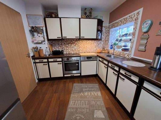 Neben dem Esszimmer liegt die Küche