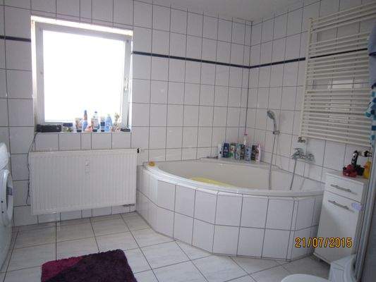 Tageslichtbad mit Badewanne