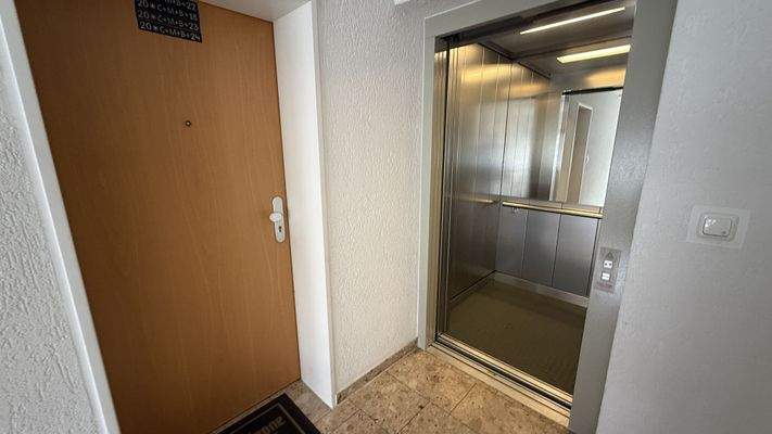 Wohnungseingang und Fahrstuhl