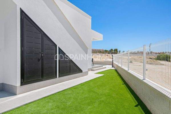 Detached Villas Near the Amenities in Algorfa Alicante