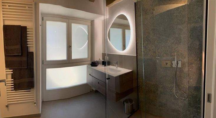 Bad mit Dusche und WC.jpg