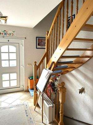 Hauseingang und Treppenhaus EG