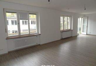 Büro mit Balkonzugang