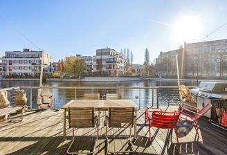 Terrasse mit Wasserzugang und Bootsanleger