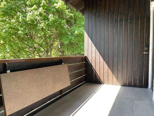 mit neuem Fliesenbelag