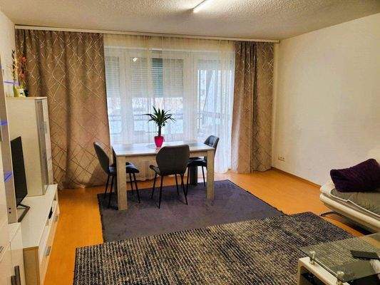 Geräumiges Wohnzimmer mit Zugang zum Balkon