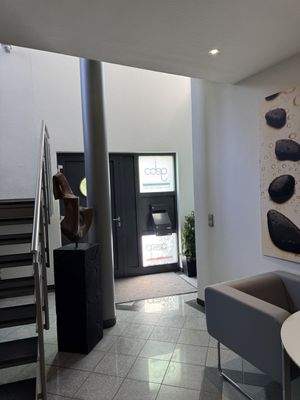 Eingang + Treppenhaus Büro