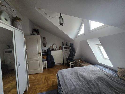 Schlafzimmer mit der Möglichkeit für 2 m Schrank und 0.90 m Schrank und mehr.jpg