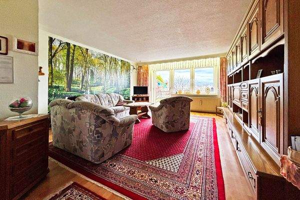 großes Wohnzimmer mit Gartenzugang