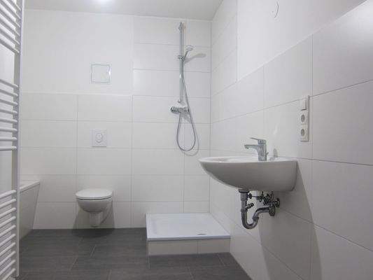 Wannenbad mit separater Dusche WE03