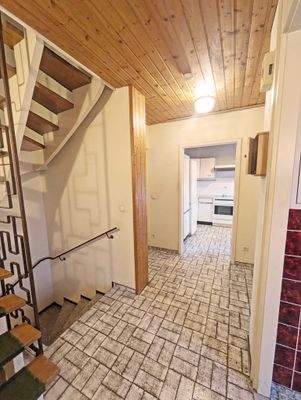 EG Flur m. Blick in die Küche PXL_20251030_1422180