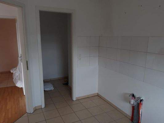 02.1 Küche Blick Abstellkammer