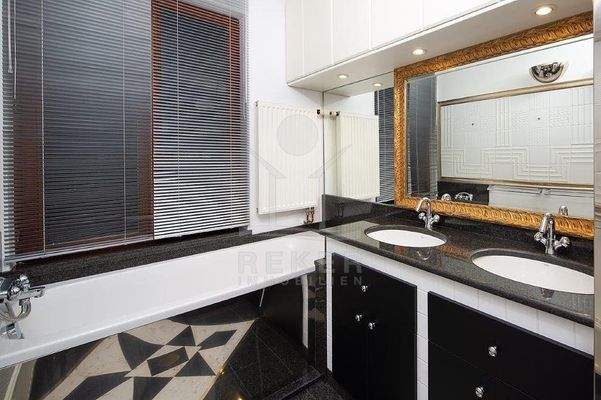 Zwei Marmorbäder vervollständigen den Luxus