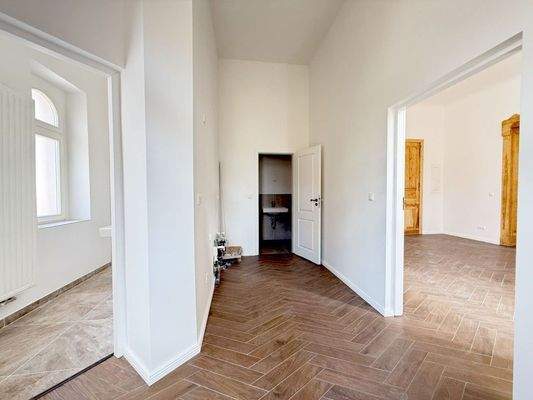 mittig Teekü + WC, li WC m. Du, re Raum 4