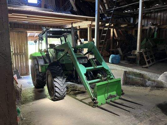 Traktor in Scheune