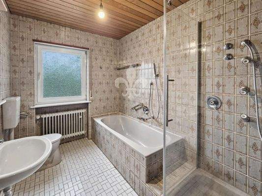 Badezimmer mit Wanne u. Dusche