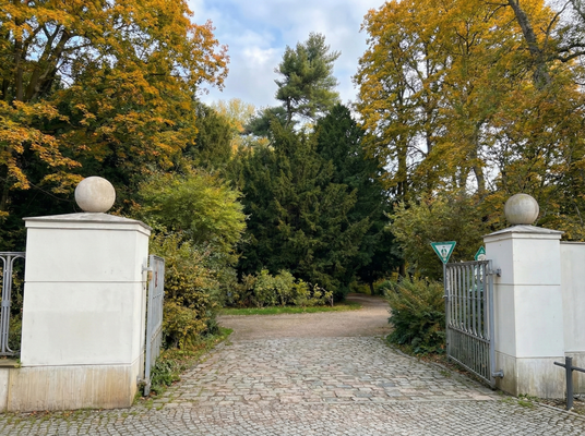 Eingang zum Bürgerpark direkt gegenüber