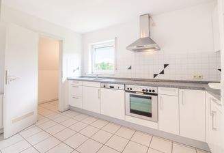 Küche mit Abstellkammer