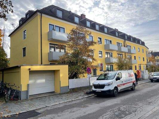 Westansicht und TG-Zufahrt