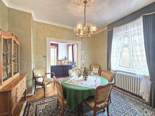 EG: Esszimmer mit direktem Zugang zum Wohnzimmer m