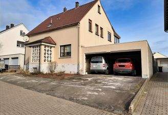 Straßenfront mit Windfang