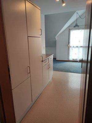 ... Blick vom Küchen-Eingang aus ...