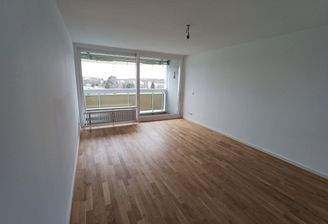 Leerer Raum mit Holzboden