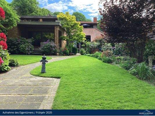 Blick durch den Garten