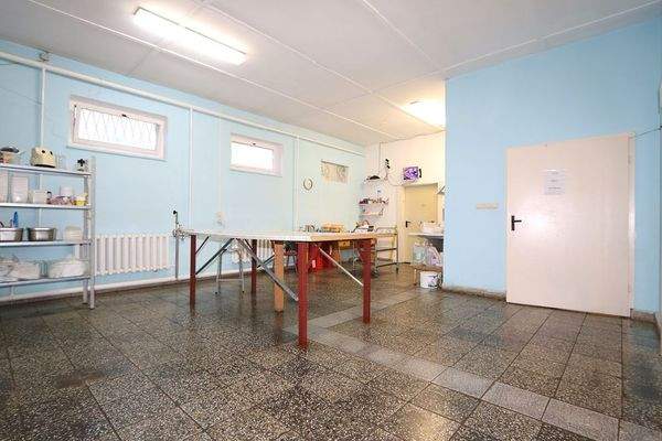 mit Durchgang zum Personalraum 