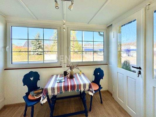 Windfang im Erdgeschoss (KI-bereinigt)